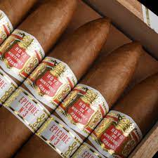 Hoyo de Monterrey Epicure No 3 Cuban Cigar - Medium-Bodied Luxury with Cedar and Leather Notes