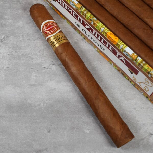 Image of romeo y juliet millie fleurs cigar with the box.